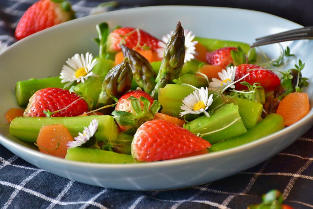 Veganer Ernährung: Spargel mit Erdbeeren und Gänseblümchen