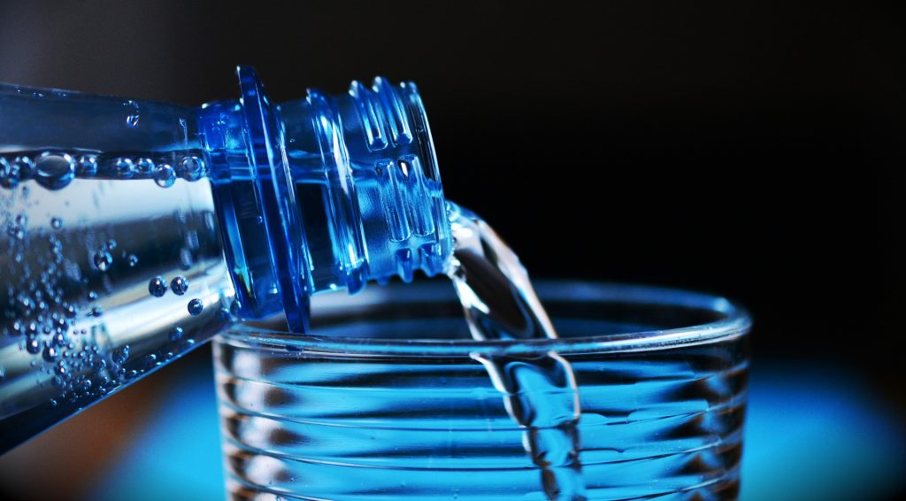 Wasserflasche & Glas für mehr Wasser trinken