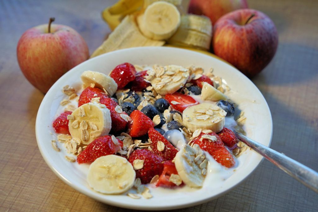 Empfehlungen für gesundes Frühstück: Müsli mit Obst