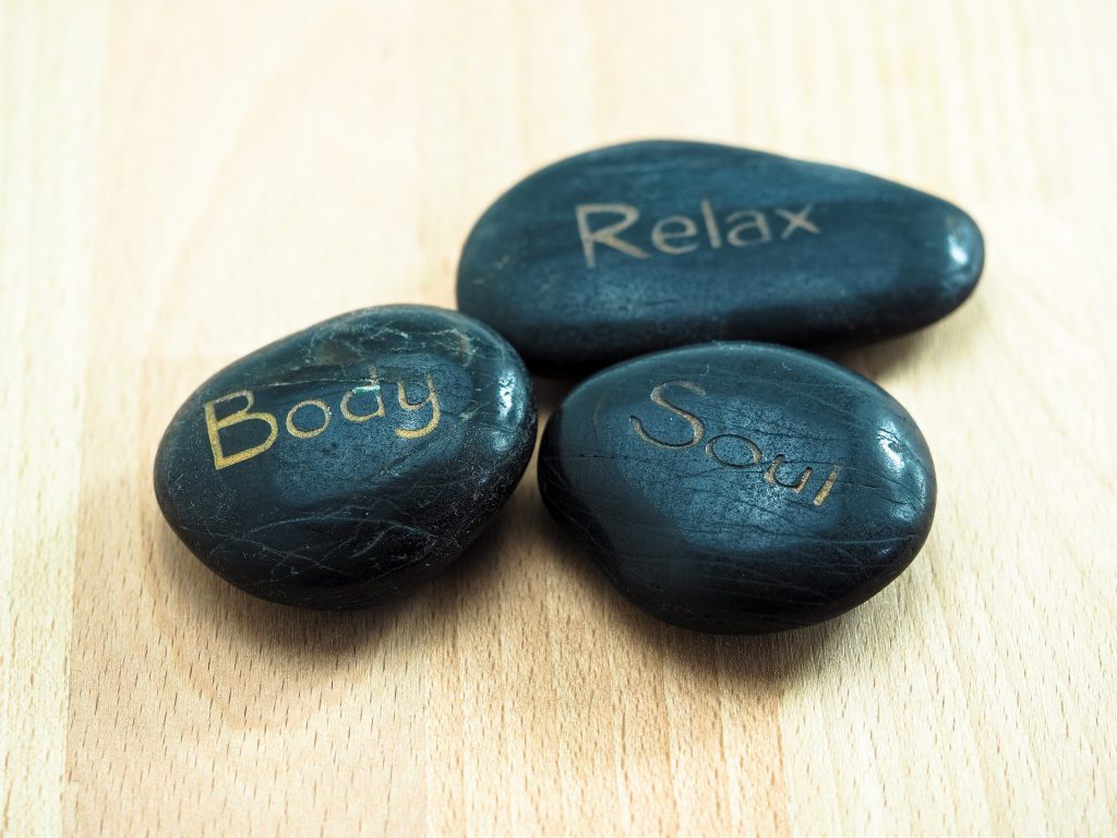 Sauna, Erholung für Körper, Geist und Seele: Steine mit der Aufschrift Body Soul Relax
