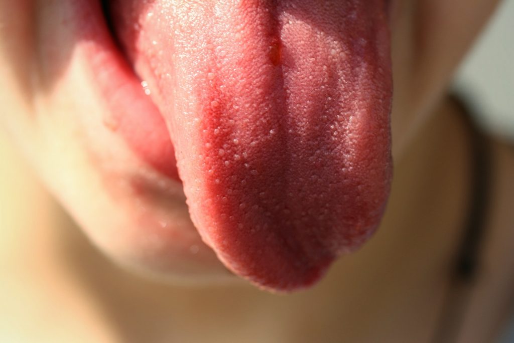 ayurvedische Ernährung: Zunge schaben