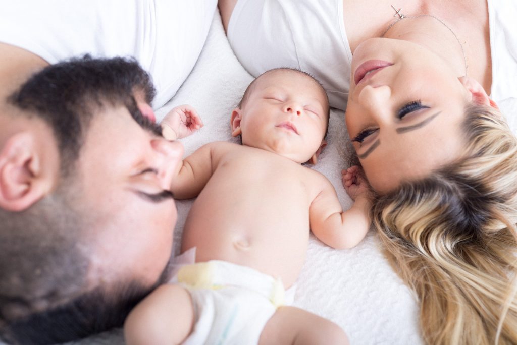 Die 4 Bindungstypen und Familie mit Neugeborenen