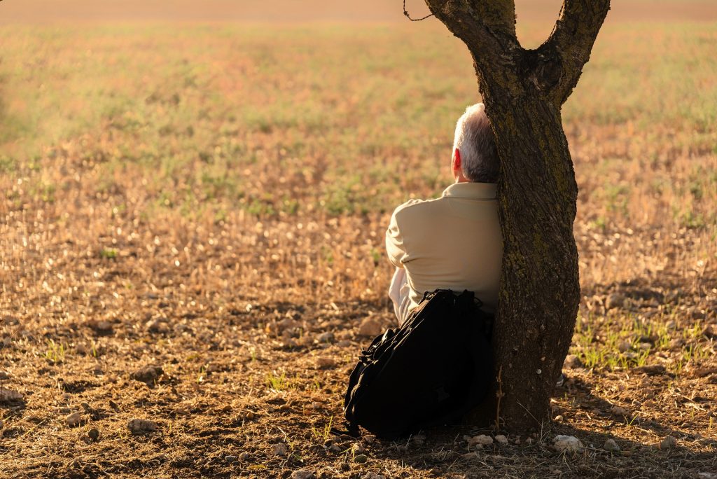 Unerwiderte Liebe: Mann sitzt allein am Baum