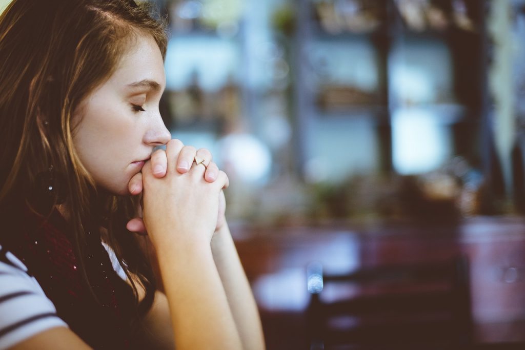 Warum Beziehungen enden: Frau die betet