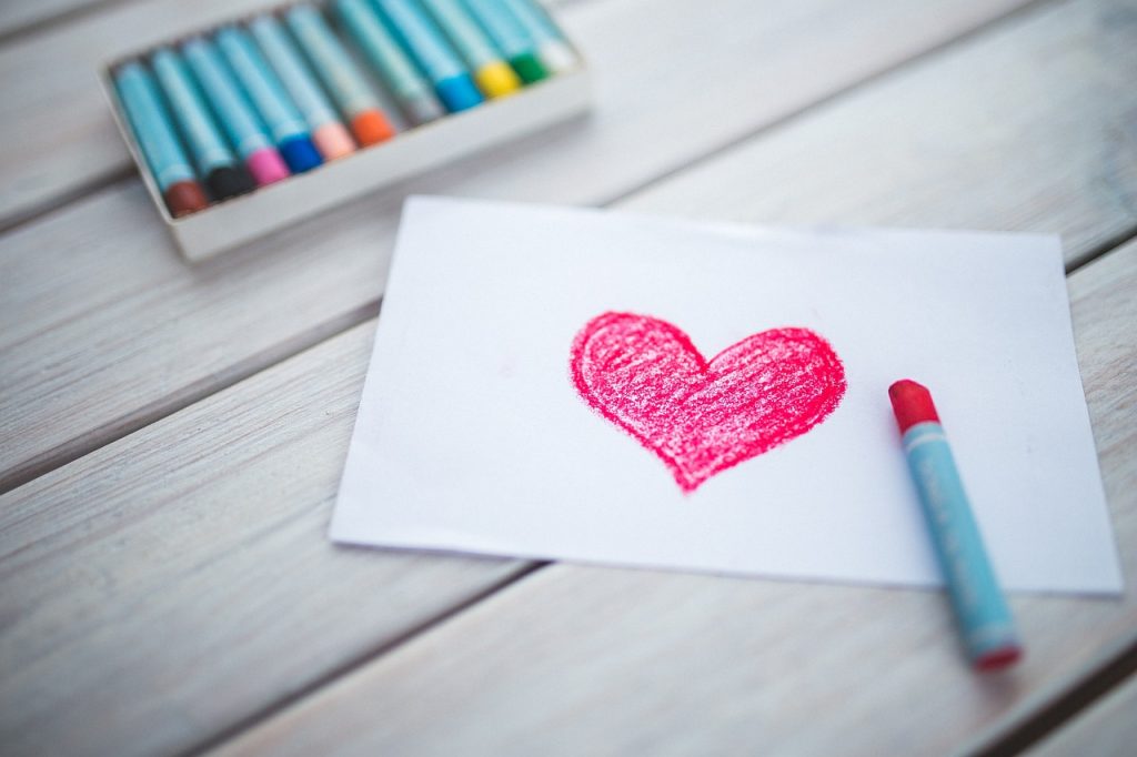 Warum Beziehungen enden: Blatt Papier mit Herz und Stift