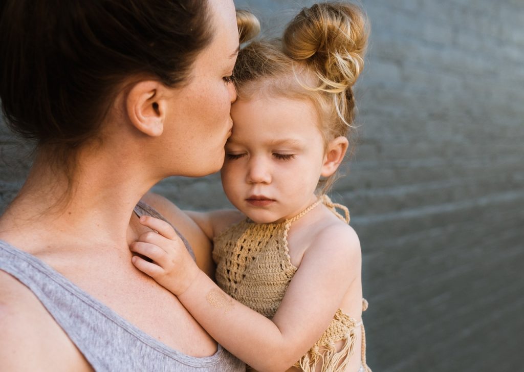 Emotionale Sicherheit: Mutter mit Kind auf dem Arm