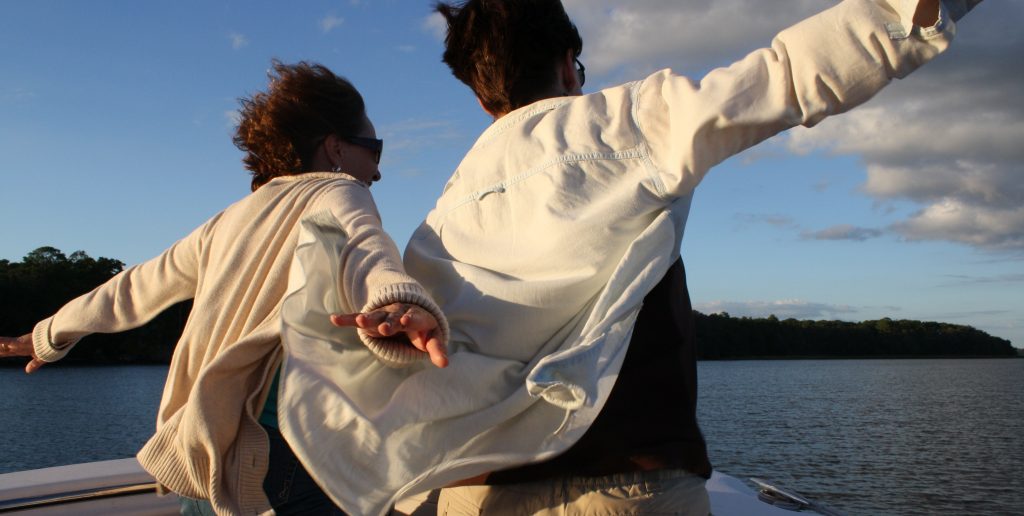 glückliches, freies Paar.